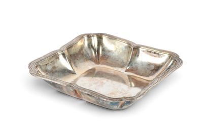 une assiette en argent antique sur fond blanc avec un fond blanc