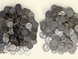 deux tas de pièces d'argent posés sur une surface blanche