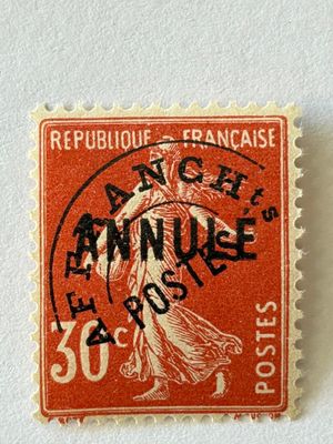 un timbre orange sur lequel figure l'image d'un ange