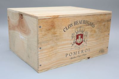 une boîte en bois avec une étiquette de vin