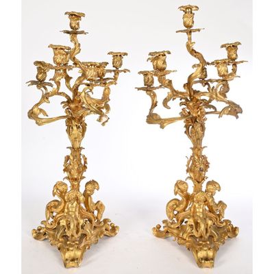 paire de candélabres anciens en laiton ornés d'anges et de chérubins