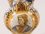 un vase bleu et jaune sur lequel est représentée une femme