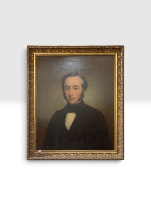 portrait d'un homme en costume noir et nœud papillon