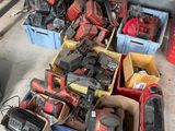 un grand nombre d'outils posés sur le sol