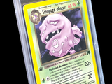 une image d'une carte Pokémon dans un étui en plastique