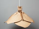 un gros plan d'une lampe suspendue à une corde sur un fond gris