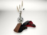deux paires de chaussures posées sur une table à côté d'un vase