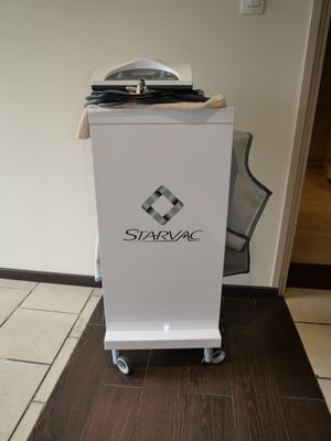 une boîte blanche sur laquelle figure un logo en noir et blanc