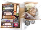 une boîte de nourriture posée sur une table