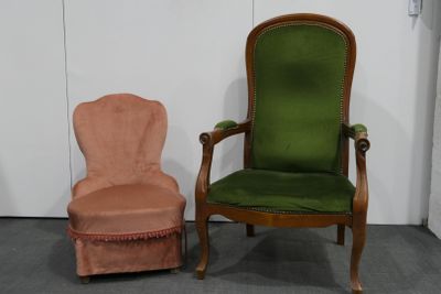 deux chaises placées l'une à côté de l'autre sur le sol