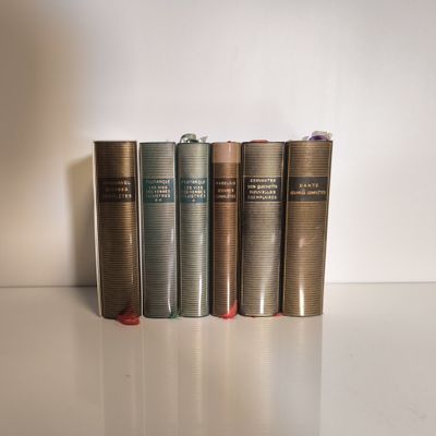 quatre types différents de briquets sont alignés sur une surface blanche