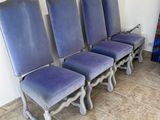 quatre chaises bleues alignées en rang dans une pièce
