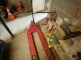 une photo d'un chariot élévateur dans un garage