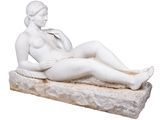 statue en marbre représentant une femme allongée sur un rocher