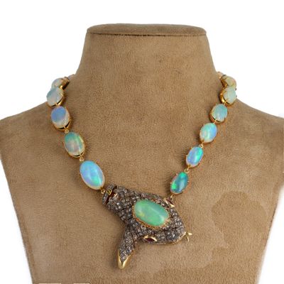 un collier en oplite et diamants présenté sur un mannequin