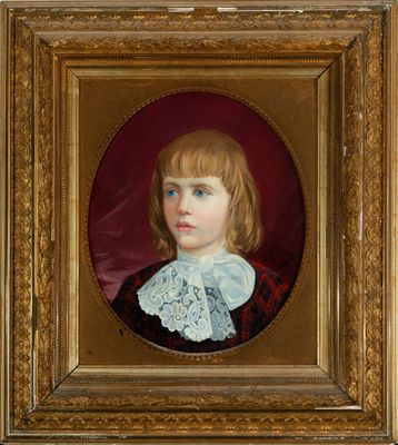 portrait d'une jeune fille en robe rouge à col en dentelle