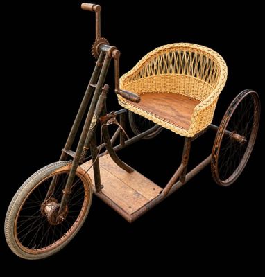 un vélo en osier muni d'un panier à l'arrière