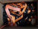 une caisse en bois remplie d'une multitude de ceintures orange et noires