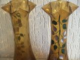 deux vases posés sur une table