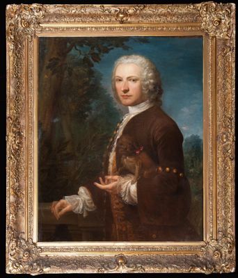 portrait d'un homme en manteau marron tenant un chien