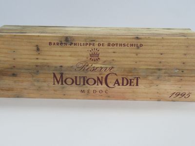 une boîte en bois sur laquelle est collée une étiquette portant l'inscription « moutonccade »