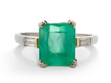 une bague en émeraude et diamant