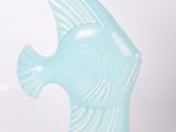 une image représentant une figurine de poisson bleu sur fond blanc