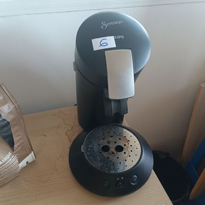 une cafetière posée sur une table en bois
