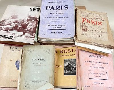 plusieurs vieux livres sont empilés sur une table