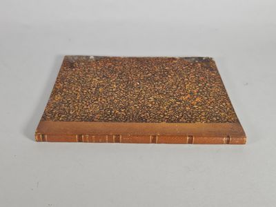 un vieux livre posé sur une table blanche