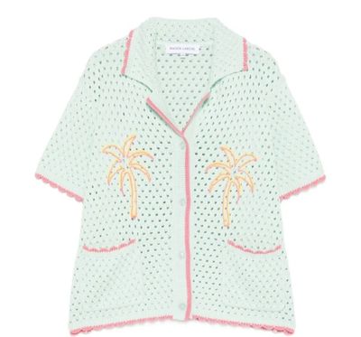 un cardigan vert avec des palmiers sur le devant et une bordure rose
