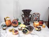 de nombreux vases et bols de toutes sortes sur la table