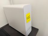 un ordinateur blanc sur lequel est collé un autocollant jaune