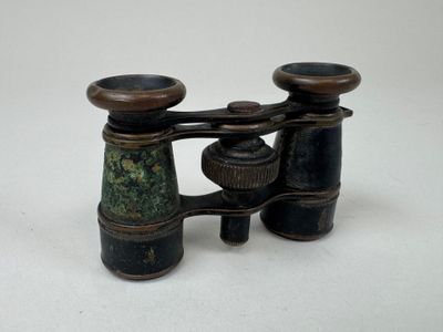 une paire de jumelles posée sur une table