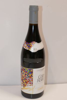 une bouteille de vin posée sur une table