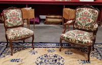 Fauteuil et chaise en noyer, mouluré et sculpté.
