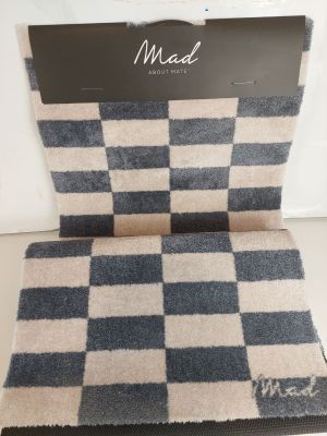 La couverture est en laine et présente un motif à carreaux.