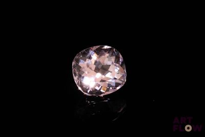 gros plan d'un diamant rose sur une surface noire