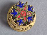 un gros plan d'une broche en or ornée d'une étoile de David