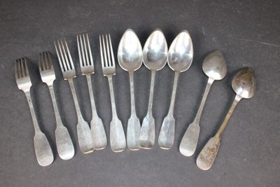 beaucoup de cuillères et de fourchettes en argent sur la table