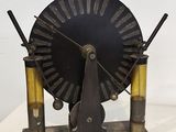 une horloge posée sur une table