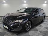 la photo d'une voiture noire garée dans un garage