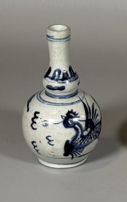 deux vases bleus et blancs posés l'un à côté de l'autre sur une table