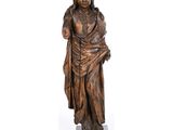une statue en bronze d'une femme tenant un enfant dans ses bras