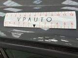 a sticker on the hood of a car that says vauto