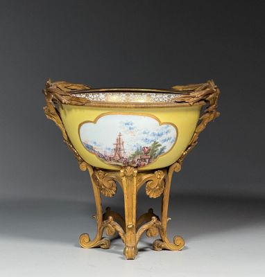 MEISSEN - Vers 1735-1740. BOL à fond jaune présentant dans d…