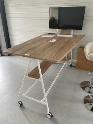un bureau surmonté d'un ordinateur dans une pièce