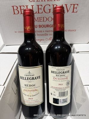 deux bouteilles de vin rouge posées dans une boîte sur une table
