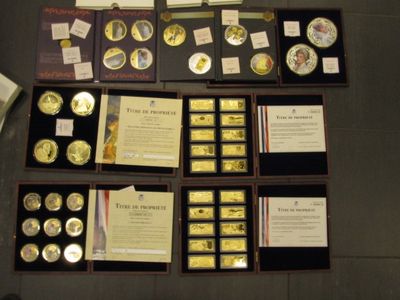 de nombreuses pièces d'or exposées dans une vitrine