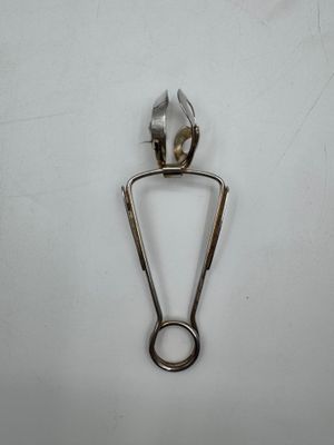 une image représentant une paire de pinces sur une surface blanche
